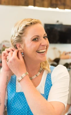Frau mit Trachtenschmuck