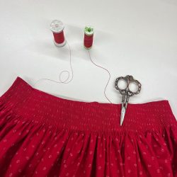 Dirndlschürze mit Schere und passendem Garn
