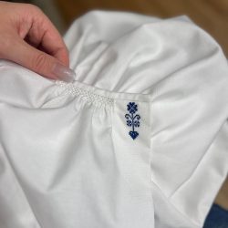 blauer Stick auf Dirndlbluse
