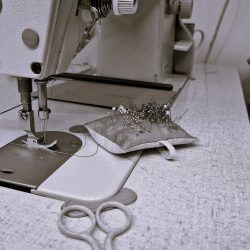 Nähmaschine, Schere, Nadelkissen